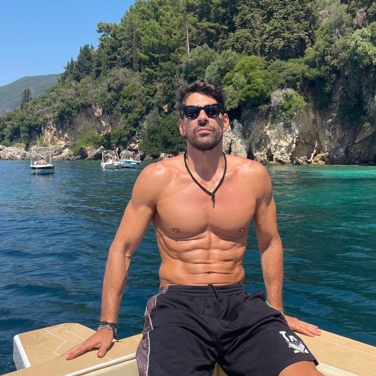 Ο γιάννης σπαλιάρας σε βάρκα