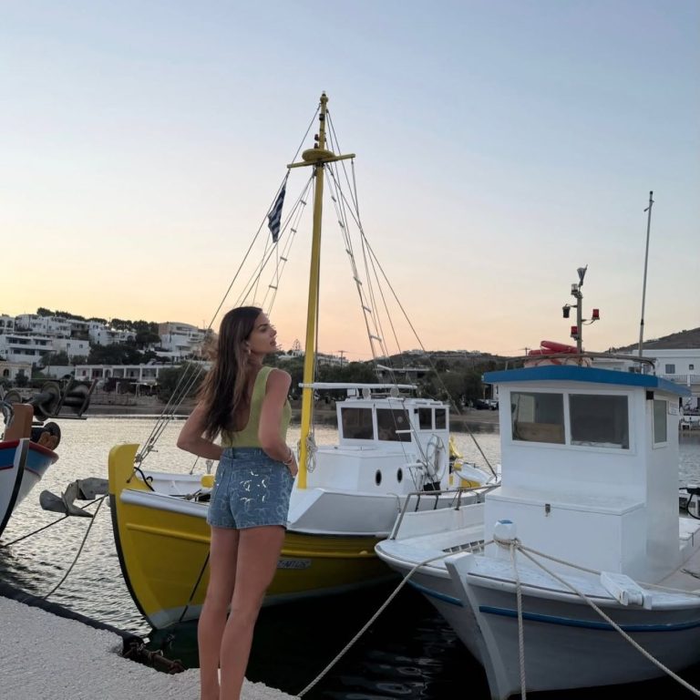 H Σταματίνα Τσιμτσιλή απολαμβάνει τις διακοπές της στην Πάρο