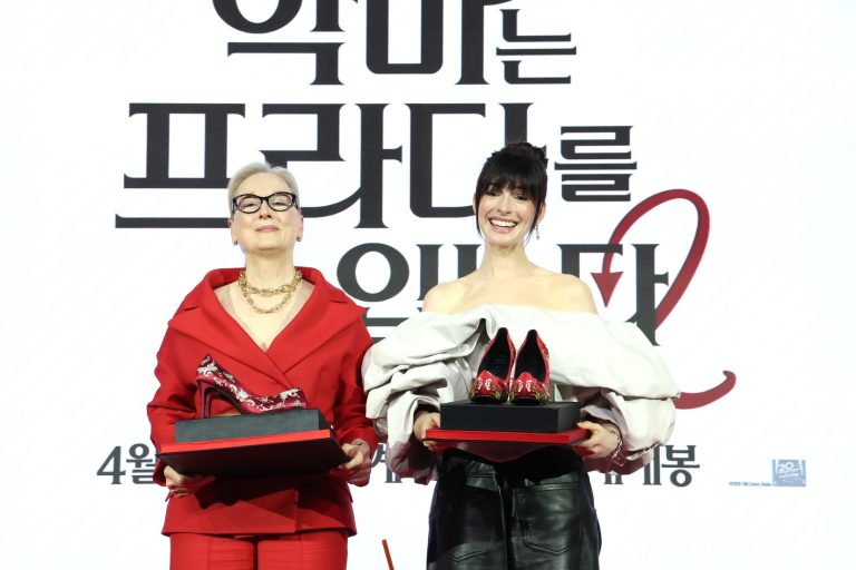 H Meryl Streep και η Anne Hathaway ποζάρουν κατά τη διάρκεια συνέντευξης Τύπου για την ταινία «Ο Διάβολος Φοράει Prada 2» στο ξενοδοχείο Four Seasons στις 8 Απριλίου 2026 στη Σεούλ της Νότιας Κορέας.