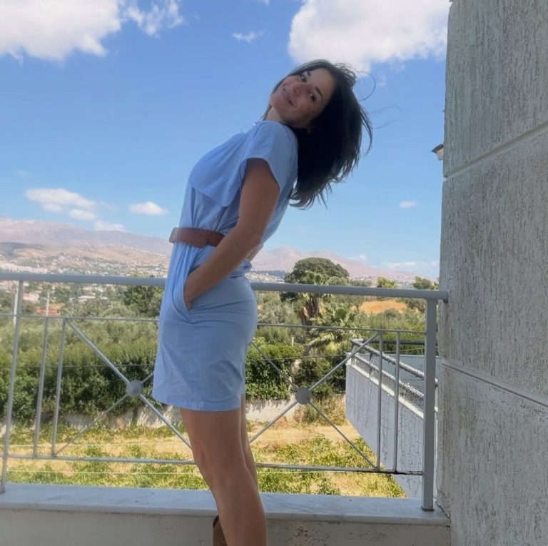 Η Βαλέρια Κουρούπη στο μπαλκόνι της στην Αθήνα