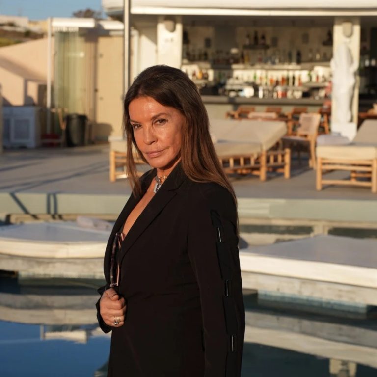 Βάνα Μπάρμπα με μαύρο σακάκι