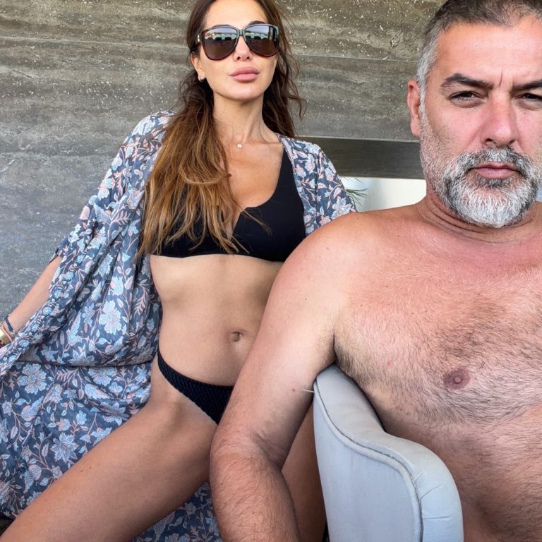 Δέσποινα Βανδή και Βασίλης Μπισμπίκης με μαγιό