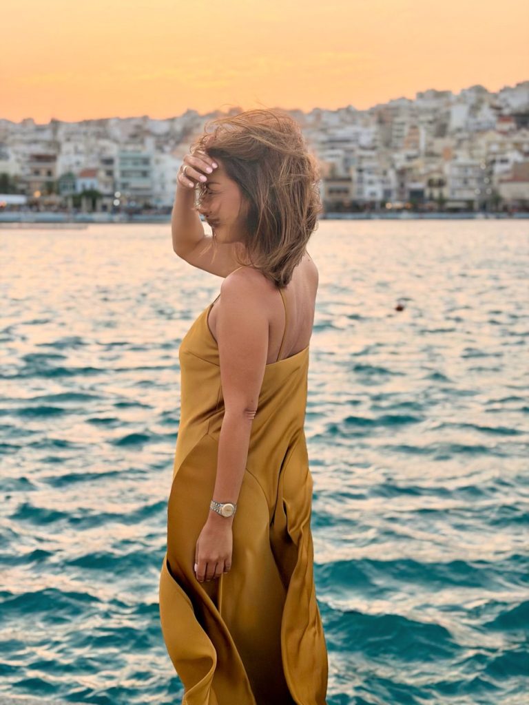 H Bάσω Λασκαράκη σε καλοκαιρινό ενσταντανέ στην Κρήτη λίγο πριν το ηλιοβασίλεμα