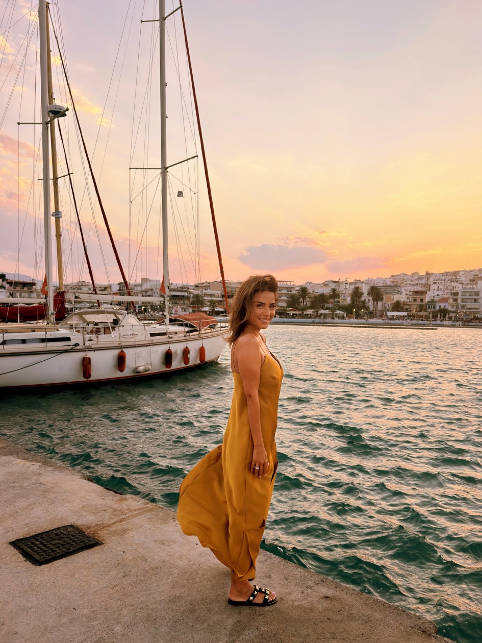 H Bάσω Λασκαράκη σε καλοκαιρινό ενσταντανέ στην Κρήτη λίγο πριν το ηλιοβασίλεμα στο λιμάνι της Σητείας.