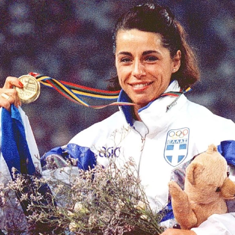 Σαν σήμερα το 1992 η Βούλα Πατουλίδου κατέκτησε το χρυσό μετάλλιο στα 110 μέτρα μετ’ εμποδίων, στους Ολυμπιακούς Αγώνες της Βαρκελώνης.