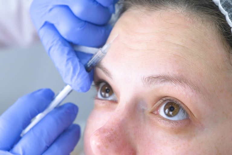 Γυναίκα δέχεται ένεση με botox από γιατρό