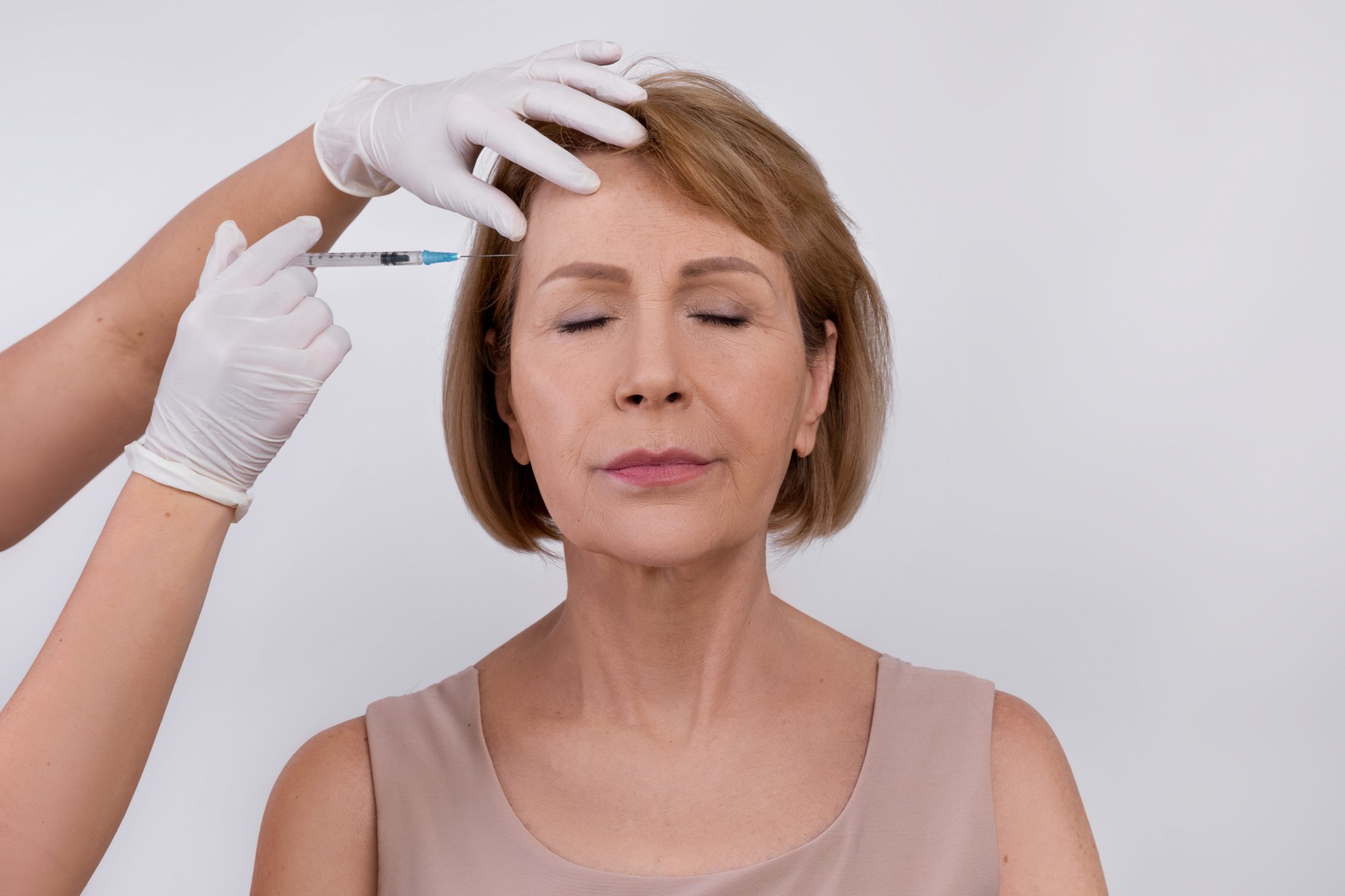 Γυναίκα δέχεται ένεση με botox από γιατρό