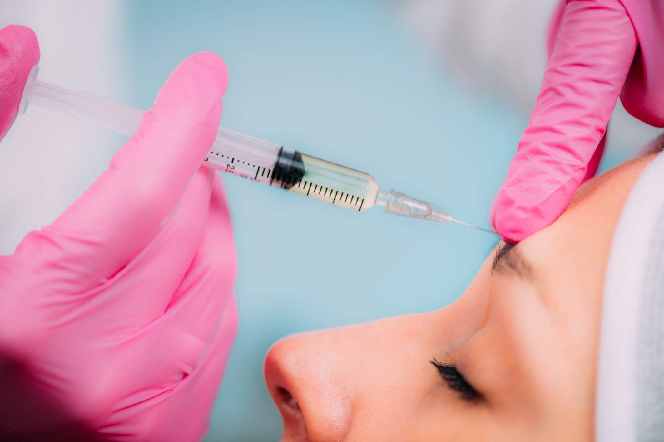 Γυναίκα δέχεται ένεση με botox από γιατρό