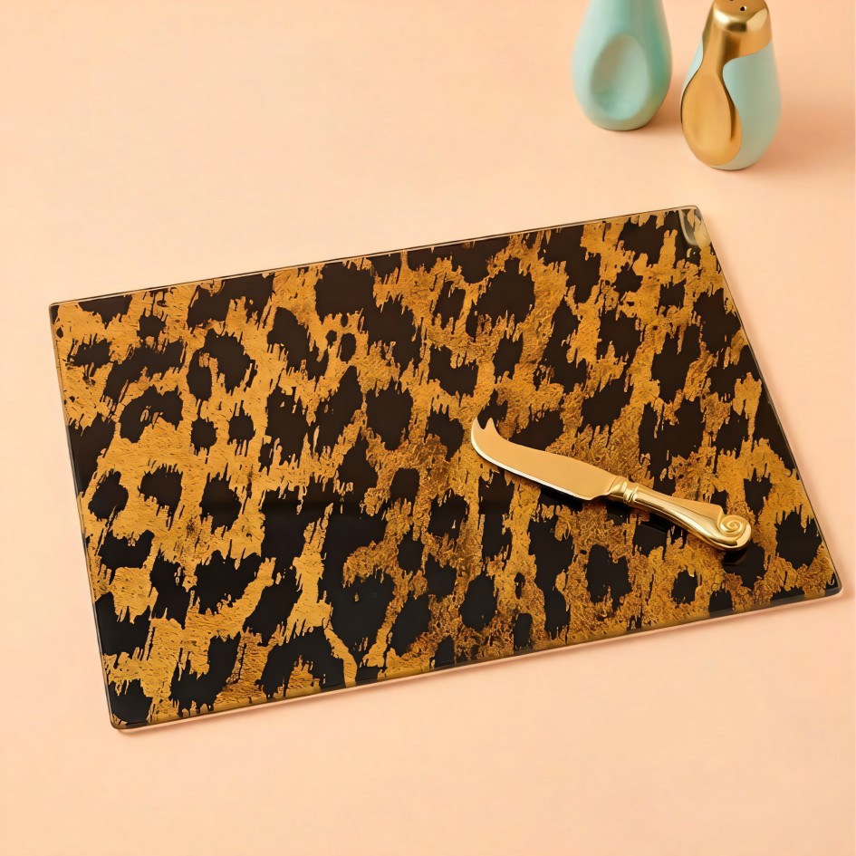 Η γυάλινη επιφάνεια κοπής Luxe Leopard από την Yililo