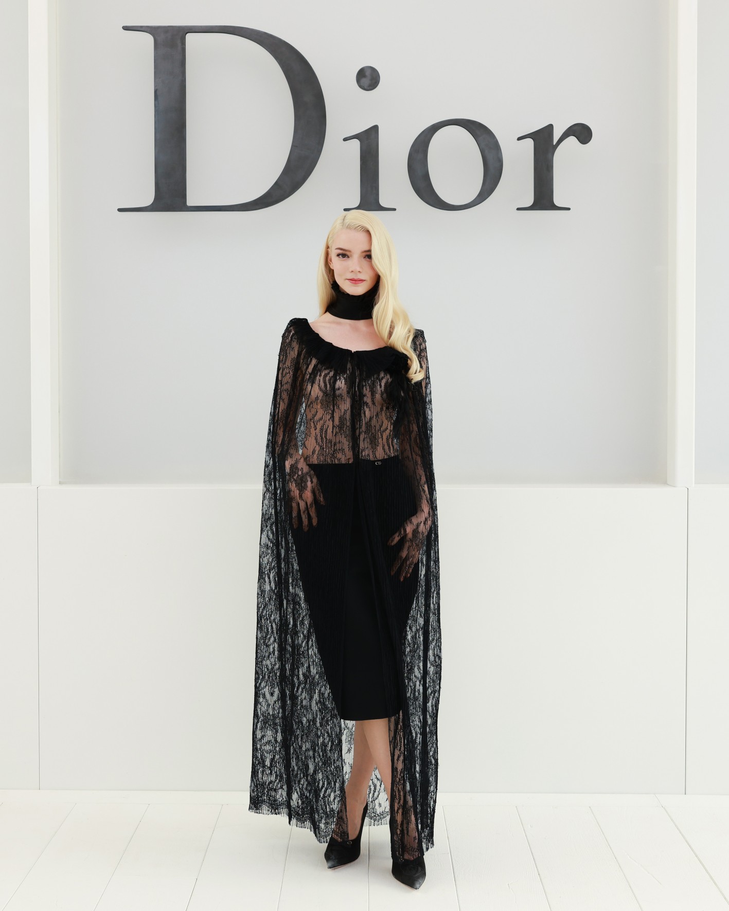 Η Anya Taylor-Joy επέλεξε μαύρο Dior look με δαντέλα και διαφάνειες. Το επάνω μέρος λειτουργούσε σαν μια δαντελένια κάπα πάνω από το σώμα, ενώ η midi φούστα κράτησε τη σιλουέτα πιο καθαρή.