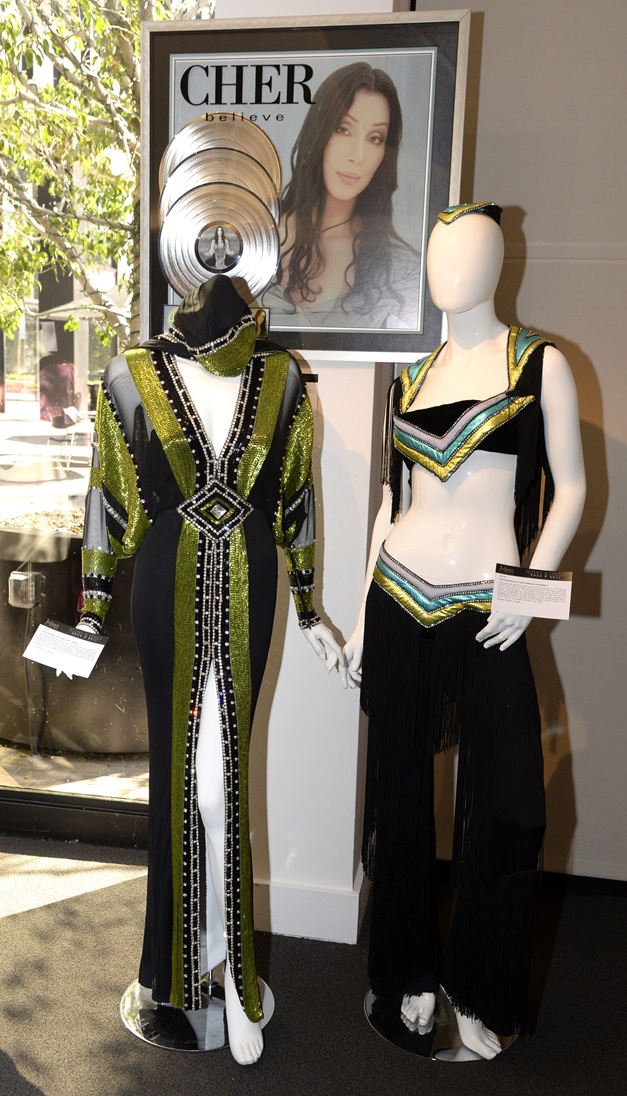 Κοστούμια της Cher, σχεδιασμένα από τον Bob Mackie, εκτίθενται στο πλαίσιο της συλλογής «Icons and Idols: Rock N' Roll» στον οίκο δημοπρασιών Julien's Auctions στο Μπέβερλι Χιλς, 3 Nοεμβρίου 2014