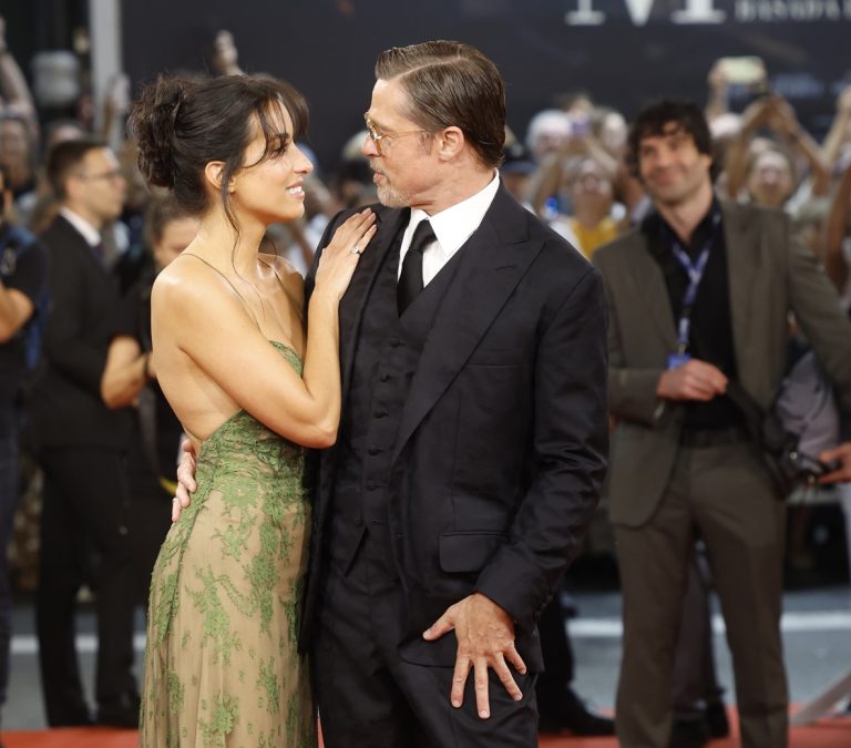 O Brad Pitt και η Ines de Ramon στο κόκκινο χαλί στο πλαίσιο του 74ου Διεθνούς Κινηματογραφικού Φεστιβάλ του Σαν Σεμπαστιάν (SSIFF) το Σαν Σεμπαστιάν, στις 23 Σεπτεμβρίου 2026