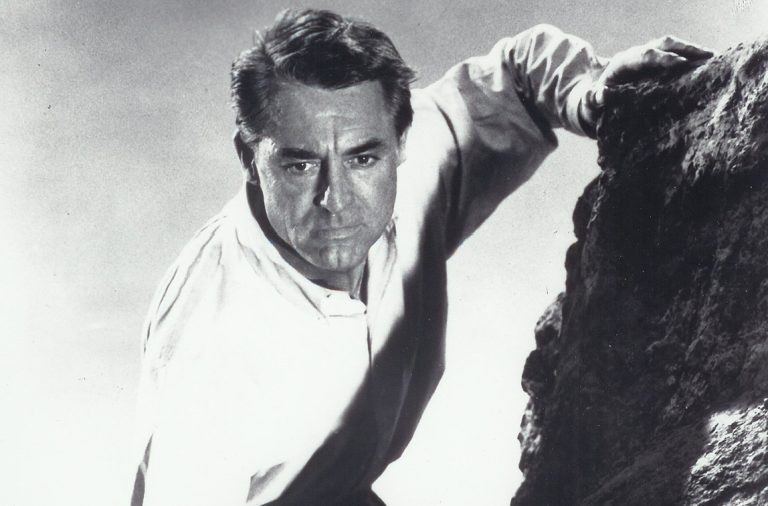 Ο αείμνηστος Cary Grant, όπως φαίνεται στη φωτογραφία από την ταινία του Alfred Hitchcock «Στη σκιά των τεσσάρων γιγάντων», θα γιόρταζε τα 100ά του γενέθλια στις 18 Ιανουαρίου 2004. Ο Grant, που γεννήθηκε ως Archibald Leach στο Μπρίστολ της Αγγλίας στις 18 Ιανουαρίου 1904, πέθανε στις 29 Νοεμβρίου 1986 στο Ντάβενπορτ της Αϊόβα (ΗΠΑ) από εγκεφαλικό επεισόδιο.