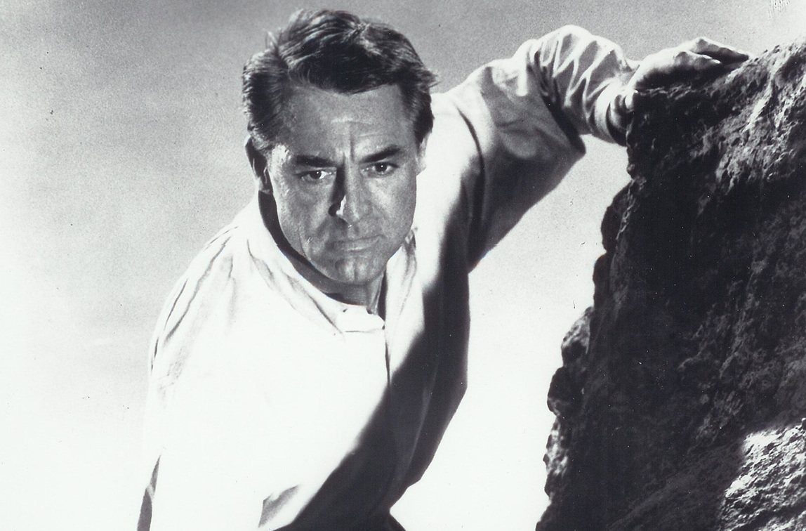 Ο αείμνηστος Cary Grant, όπως φαίνεται στη φωτογραφία από την ταινία του Alfred Hitchcock «Στη σκιά των τεσσάρων γιγάντων», θα γιόρταζε τα 100ά του γενέθλια στις 18 Ιανουαρίου 2004. Ο Grant, που γεννήθηκε ως Archibald Leach στο Μπρίστολ της Αγγλίας στις 18 Ιανουαρίου 1904, πέθανε στις 29 Νοεμβρίου 1986 στο Ντάβενπορτ της Αϊόβα (ΗΠΑ) από εγκεφαλικό επεισόδιο.