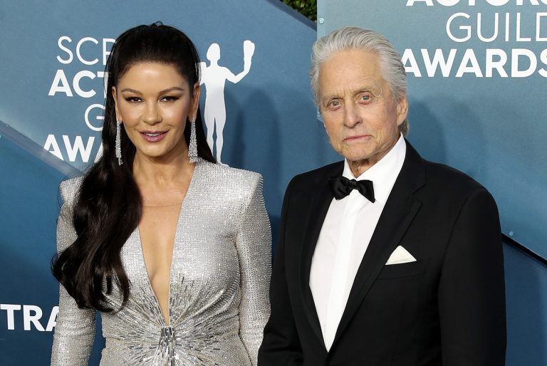 Ο Michael Douglas και η Catherine Zeta-Jones φτάνουν στην 26η ετήσια τελετή απονομής των Screen Actors Guild Awards στο Shrine Auditorium στο Λος Άντζελες, στις 19 Ιανουαρίου 2020