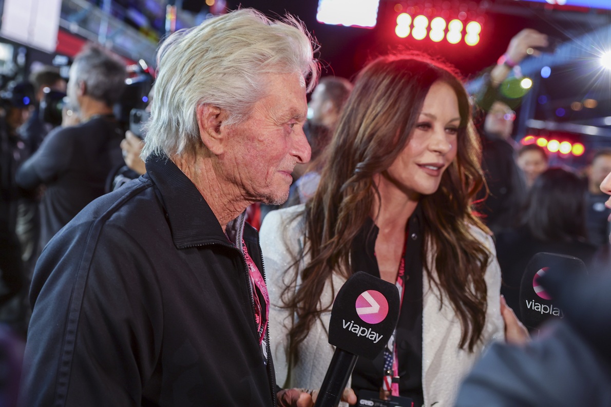 Η Catherine Zeta-Jones και ο Michael Douglas μιλούν στα Μέσα στο γκριντ πριν από το Grand Prix της Formula 1 στο Λας Βέγκας, 22 Νοεμβρίου 2025