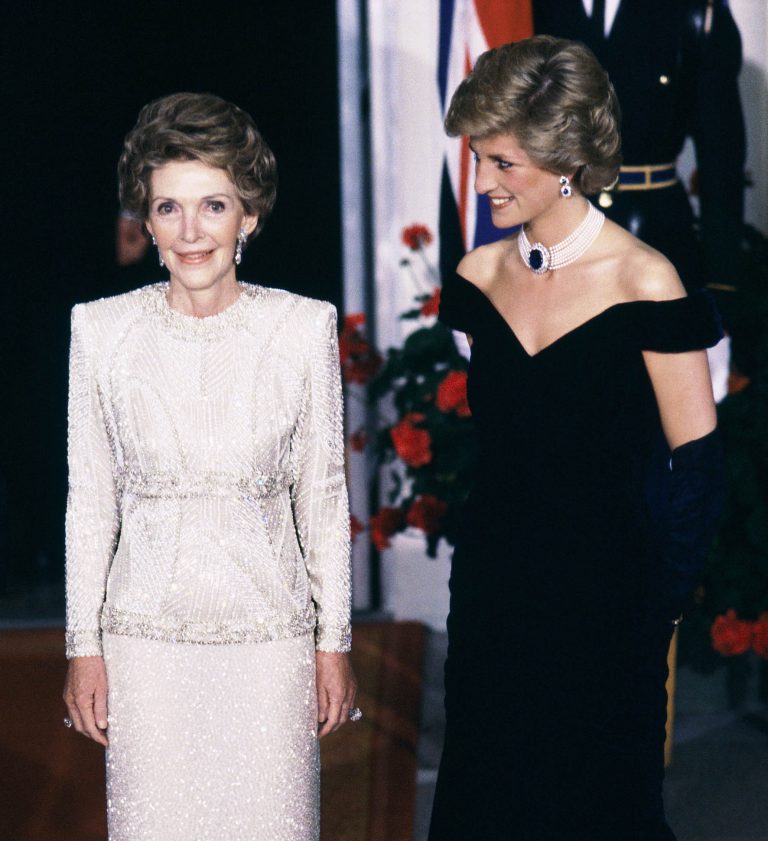 H Diana, πριγκίπισσα της Ουαλίας, με τη Nancy Reagan στον Λευκό Οίκο, φορώντας ένα φόρεμα σχεδιασμένο από τον σχεδιαστή μόδας Victor Edelstein (Βίκτορ Έντελσταϊν).