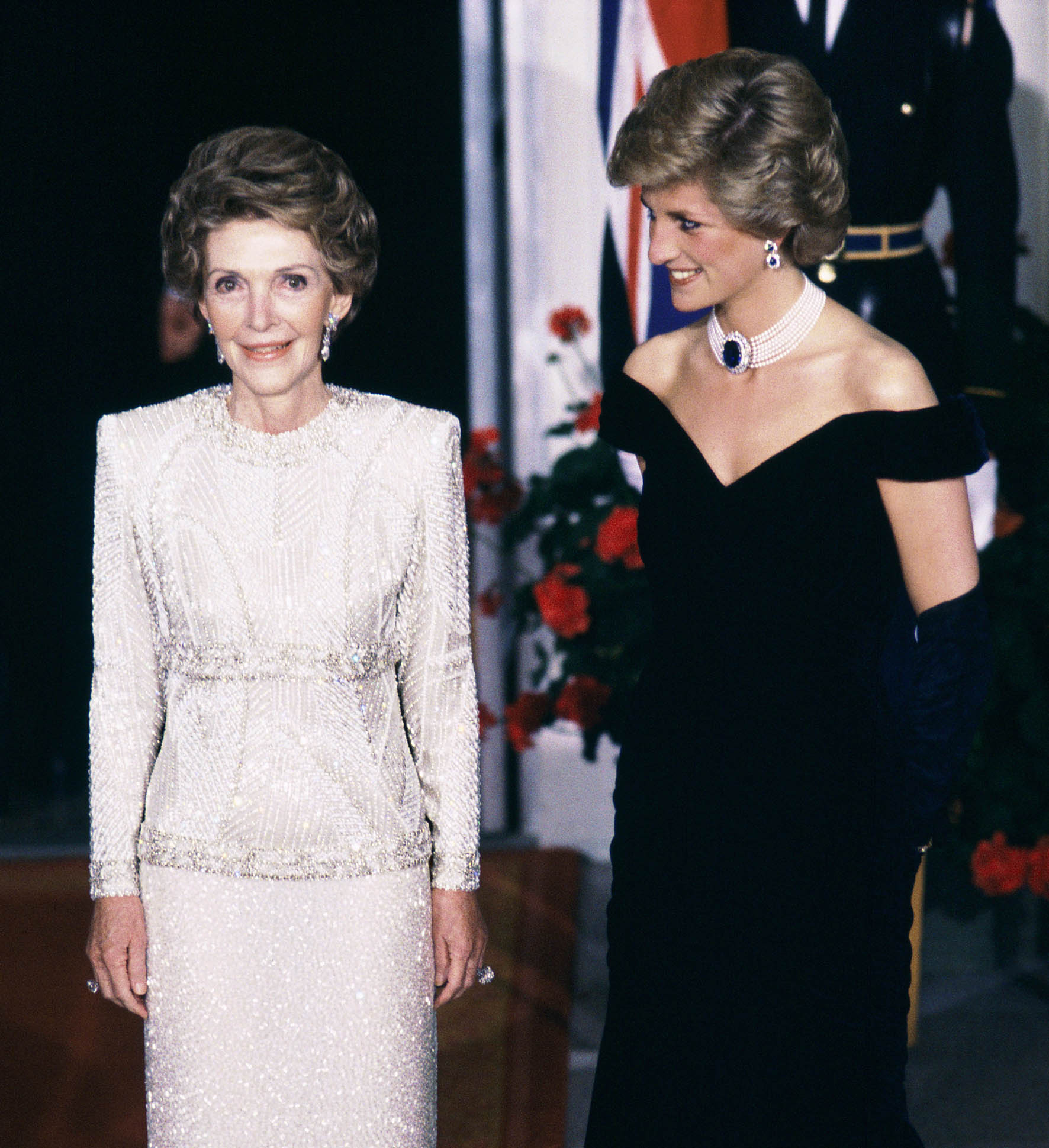 H Diana, πριγκίπισσα της Ουαλίας, με τη Nancy Reagan στον Λευκό Οίκο, φορώντας ένα φόρεμα σχεδιασμένο από τον σχεδιαστή μόδας Victor Edelstein (Βίκτορ Έντελσταϊν).