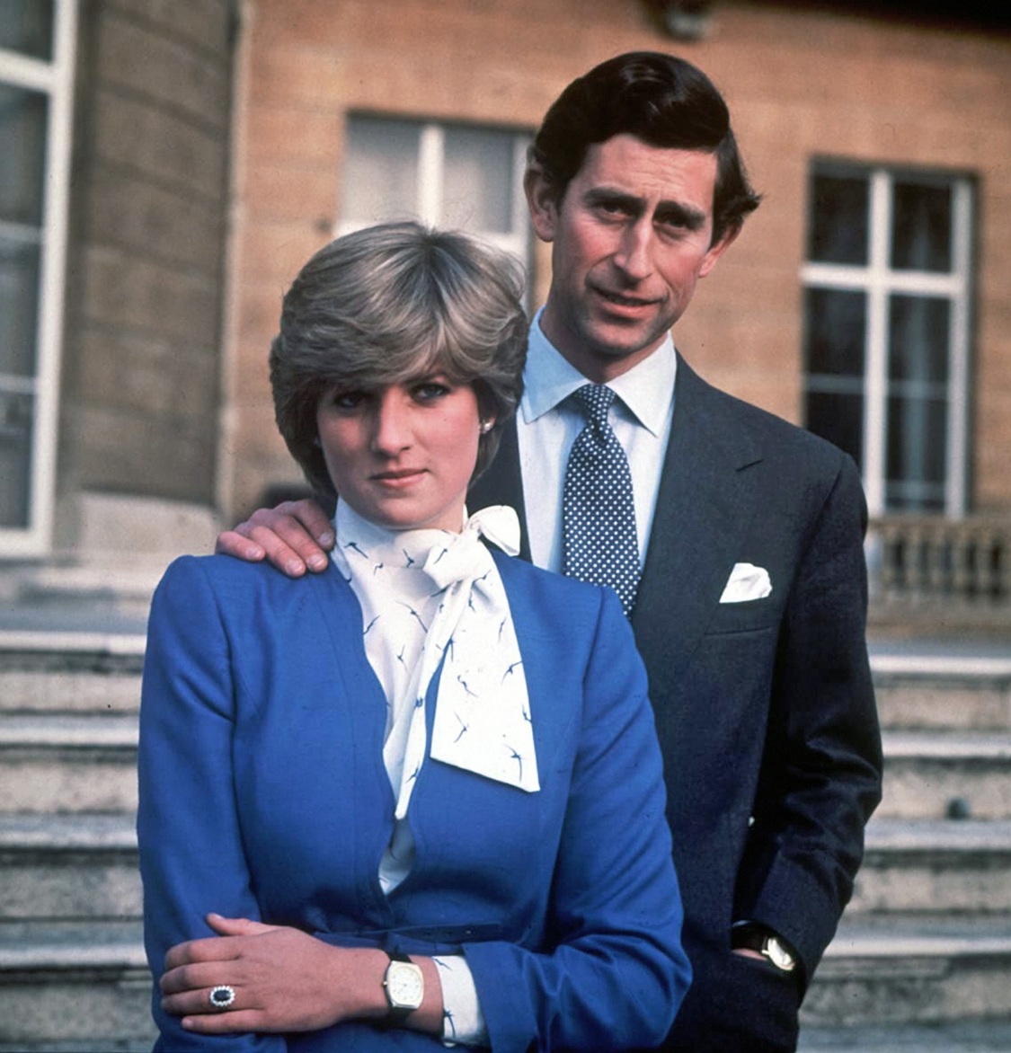 O πρίγκιπας Κάρολος και η μνηστή του, λαίδη Diana Spencer την ημέρα που ανακοίνωσαν τον αρραβώνα τους στους κήπους των Ανακτόρων του Μπάκιγχαμ, 24 Φεβρουαρίου 1981