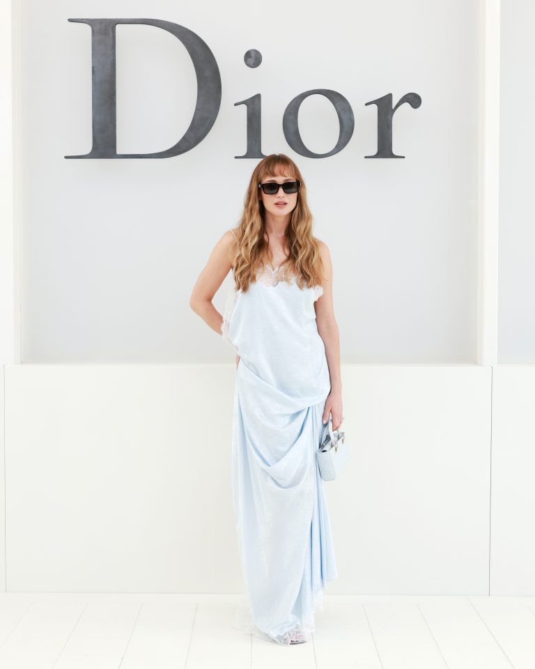 Η JENNIFER_LAWRENCEμε ρούχα Dior στην εβδομάδα μόδας στο Παρίσι.