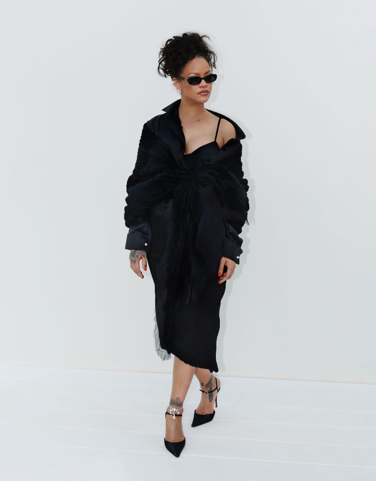 Η Rihanna με ρούχα Dior στην εβδομάδα μόδας στο Παρίσι.