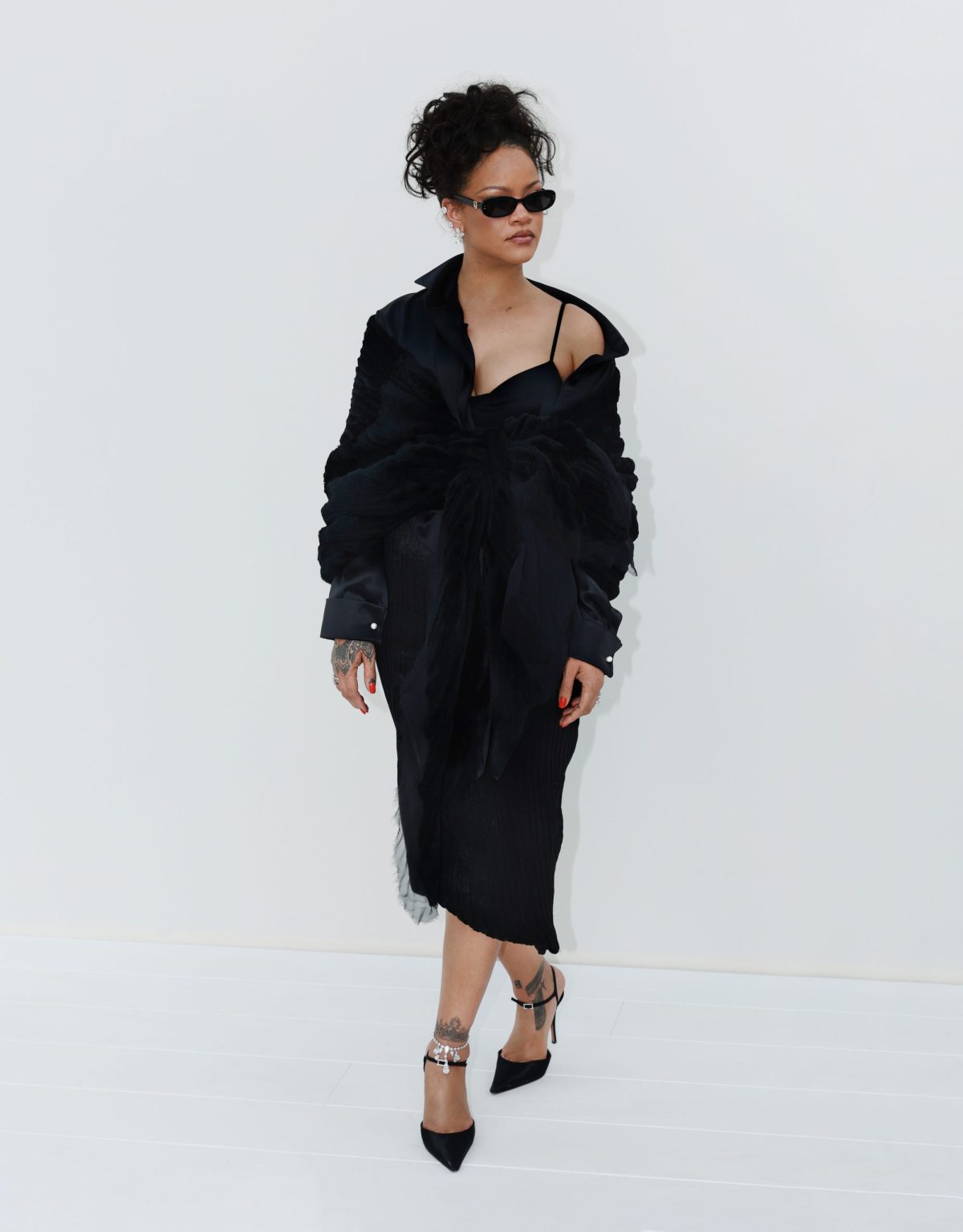 Η Rihanna με ρούχα Dior στην εβδομάδα μόδας στο Παρίσι.