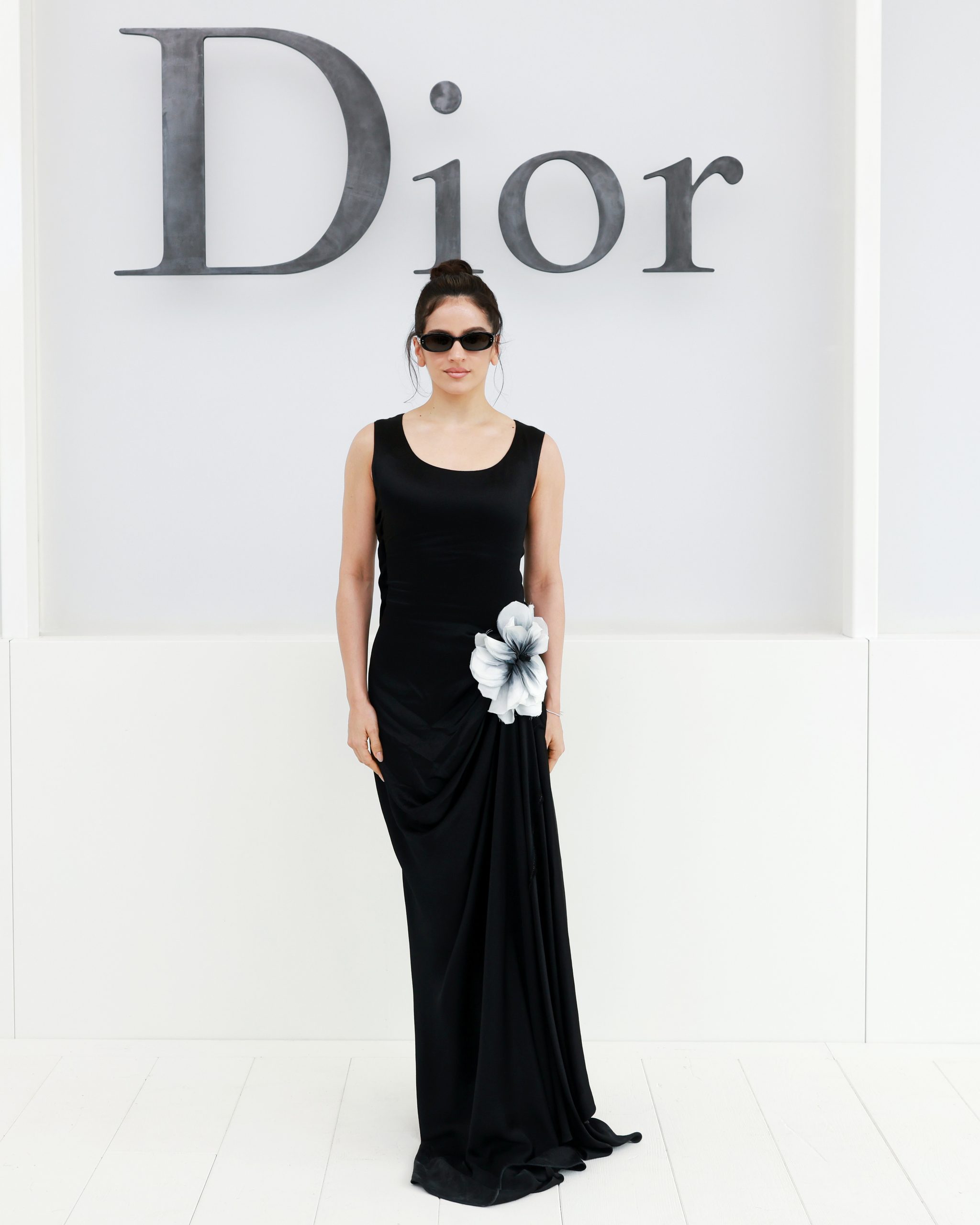 Η Rosalia με ρούχα Dior στην εβδομάδα μόδας στο Παρίσι.