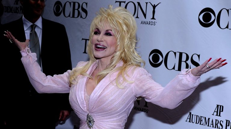Η Dolly Parton στο American Theatre Wing's 2009 Tony Awards που διοργανώθηκε στο Radio City Music Hall της Νέας Υόρκης, 7 Ιουνίου 2009