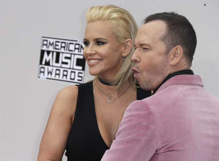 H Jenny McCarthy και ο Donnie Wahlberg στα 2016 American Music Awards στο Microsoft Theatre του Λος Άντζελες, 20 Νοεμβρίου 2016