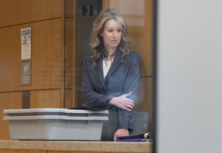 H Elizabeth Holmes, ιδρύτρια και πρώην διευθύνουσα σύμβουλος της Theranos, φτάνει για ακρόαση της πρότασης τη Δευτέρα, 4 Νοεμβρίου 2019, στο Περιφερειακό Δικαστήριο των ΗΠΑ εντός του ομοσπονδιακού κτηρίου Robert F. Peckham στο Σαν Χοσέ της Καλιφόρνια.