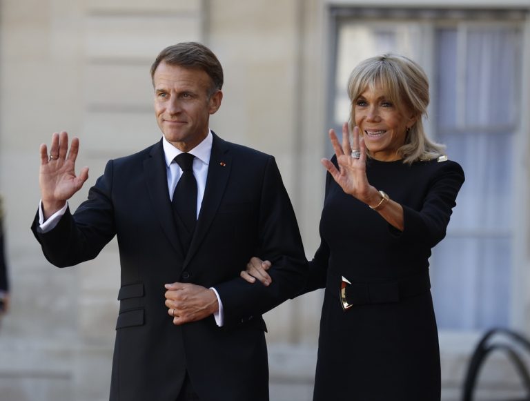 O Γάλλος πρόεδρος Emmanuel Macron και η σύζυγός του, Brigitt, χαιρετούν τον Πάπα Λέοντα μετά τη συνάντησή τους στο Μέγαρο των Ηλυσίων στο Παρίσι, 25 Σεπτεμβρίου 2026