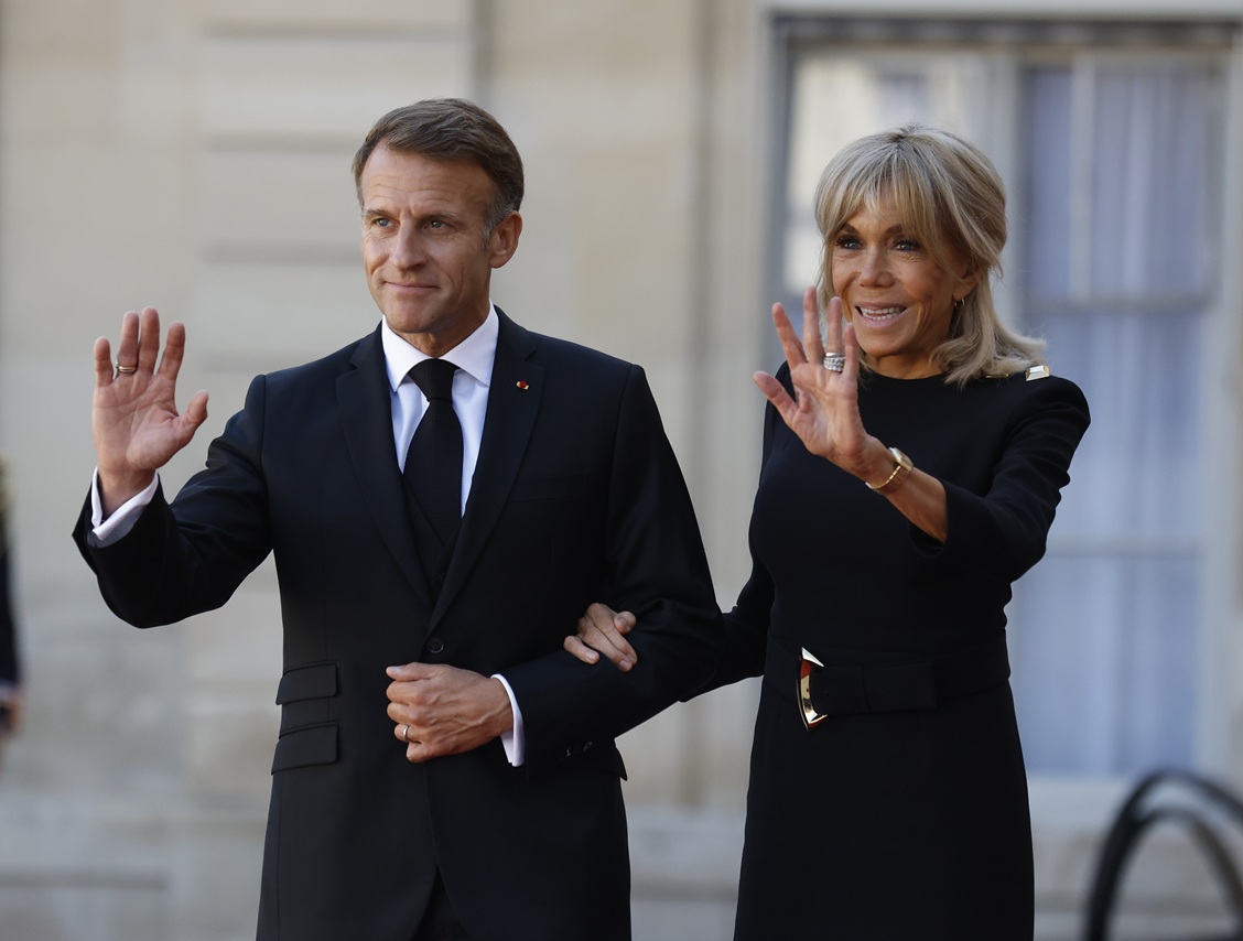 O Γάλλος πρόεδρος Emmanuel Macron και η σύζυγός του, Brigitt, χαιρετούν τον Πάπα Λέοντα μετά τη συνάντησή τους στο Μέγαρο των Ηλυσίων στο Παρίσι, 25 Σεπτεμβρίου 2026