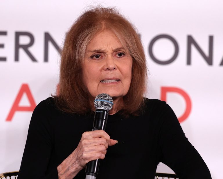 H Gloria Steinem, δημοσιογράφος και ακτιβίστρια στην παρουσίαση του 2023 Forbes 30/50 Summit στο Άμπου Ντάμπι, 8 Μαρτίου 2023
