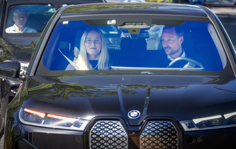 O πρίγκιπας Haakon και η πριγκίπισσα Mette-Marit αποχωρούν από το Νοσοκομείο όπου νοσηλευόταν ο βασιλιάς Harald, στο Όσλο, 25 Αυγούστου 2026