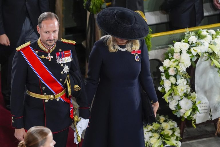 Ο βασιλιάς Haakon και η βασίλισσα Mette-Marit ακολουθούν το φέρετρο που μεταφέρεται μετά την κηδεία του βασιλιά Harald στο Όσλο, 9 Σεπτεμβρίου 2026