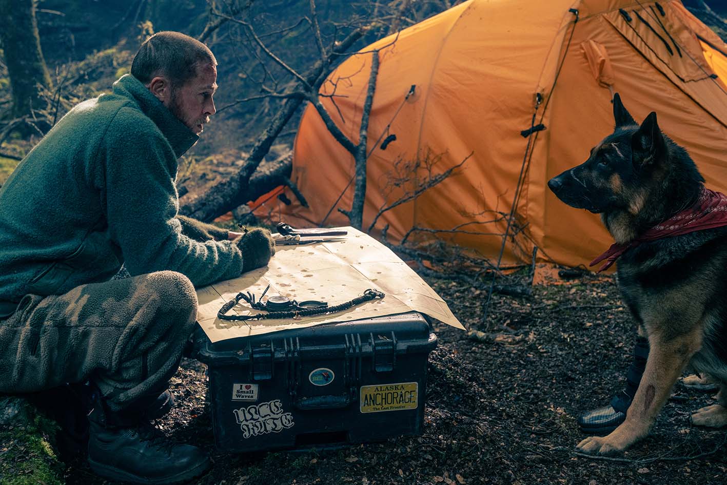 Όλα όσα έγιναν πίσω από τα γυρίσματα του Heart of the Beast,. Στη σκηνή της ταινίας ο Brad Pitt και ο σκύλος Odin μπροστά από μια σκηνή.