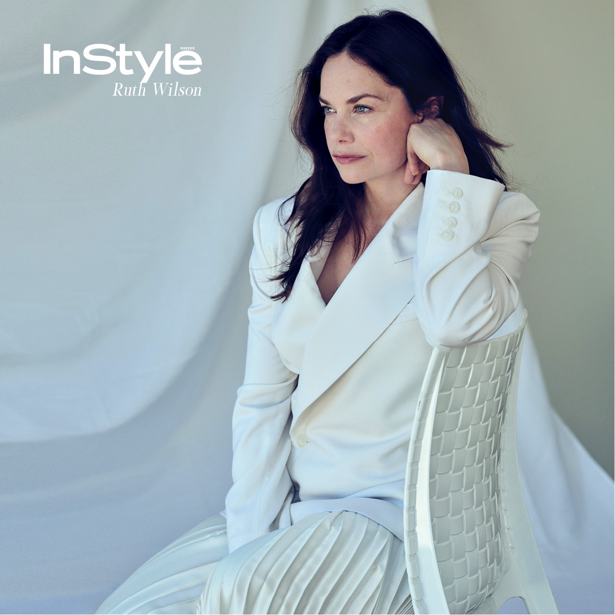 Η ηθοποιός Ruth Wilson σε φωτογράφιση του InStyle Greece με λευκό σακάκι και πλισέ φούστα.