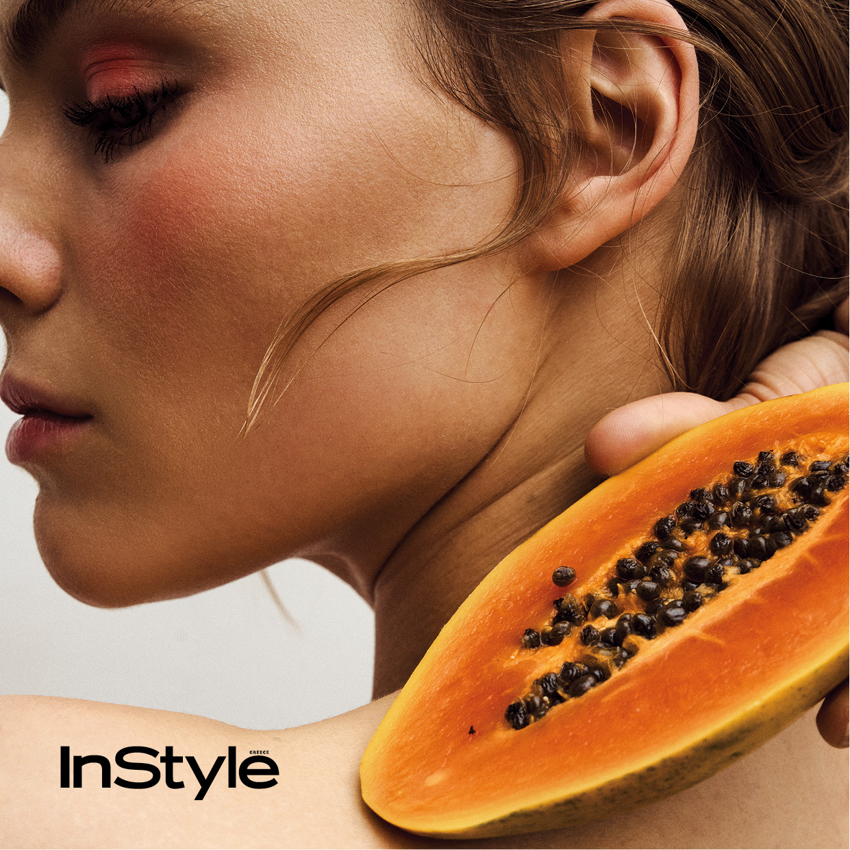Beauty φωτογραφιση για το InStyle Greece με εστίαση στο λαμπερό δέρμα, ροζ σκιά και φρέσκια παπάγια.