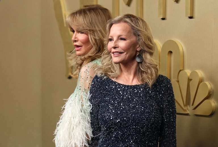 Οι πρωταγωνίστριες της σειράς «Charlie’s Angels», Jaclyn Smith, Kate Jackson και Cheryl Ladd, θυμούνται την «Άγγελο» Farrah Fawcett, καθώς συναντιούνται ξανά στα βραβεία Emmys