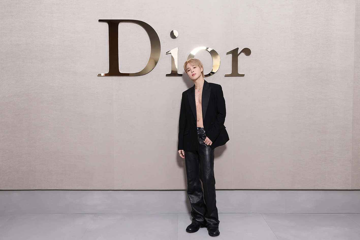 Ο Jimin στην επίδειξη γυναικείων ενδυμάτων Christian Dior Άνοιξη/Καλοκαίρι 2026 στο πλαίσιο της Εβδομάδας Μόδας του Παρισιού την 1η Οκτωβρίου 2025 στο Παρίσι. Επέλεξε να φορέσει ένα μαύρο μεταξωτό με πέτο τζάκετ Dior και μαύρο δερμάτινο παντελόνι μαζί με αξεσουάρ Dior.