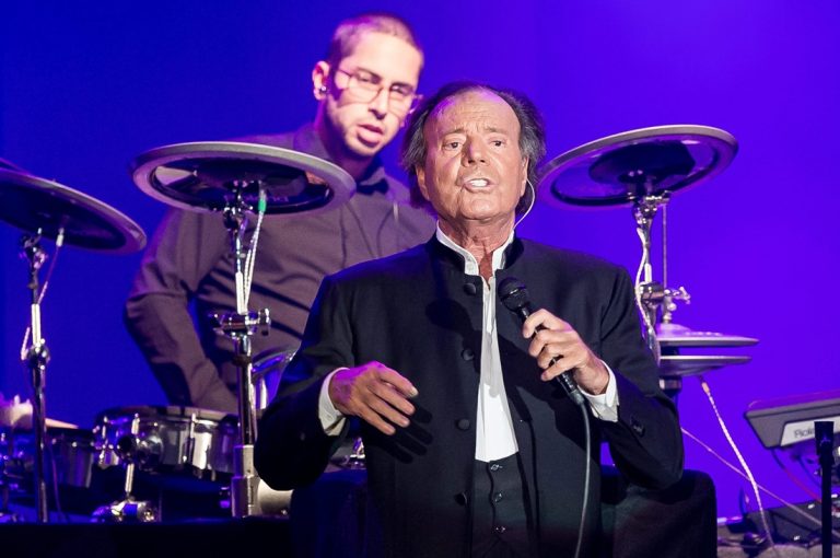 O Julio Iglesias στη σκηνή του Centennial Hall στο Βρότσλαβ της Πολωνίας, 2 Ιουνίου 2016