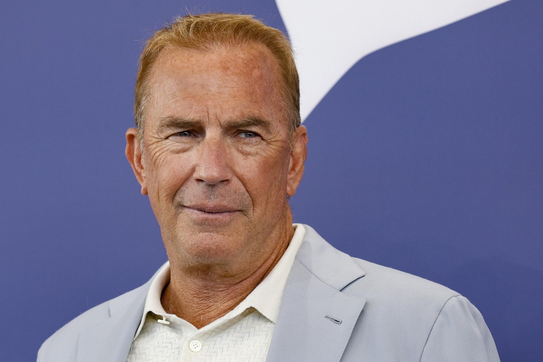 Ο Kevin Costner ποζάρει για το photocall του "Horizon: An American Saga - Chapter Two" στο πλαίσιο του 81ου Φεστιβάλ Βενετίας, 7 Σεπτεμβρίου 2024