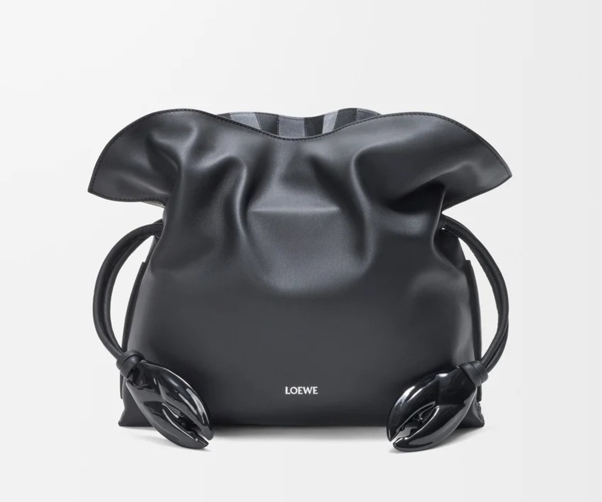 Η Flamenco clutch, αποτελεί μέρος της συνεργασίας της LOEWE με την καλλιτέχνιδα Cosima von Bonin.