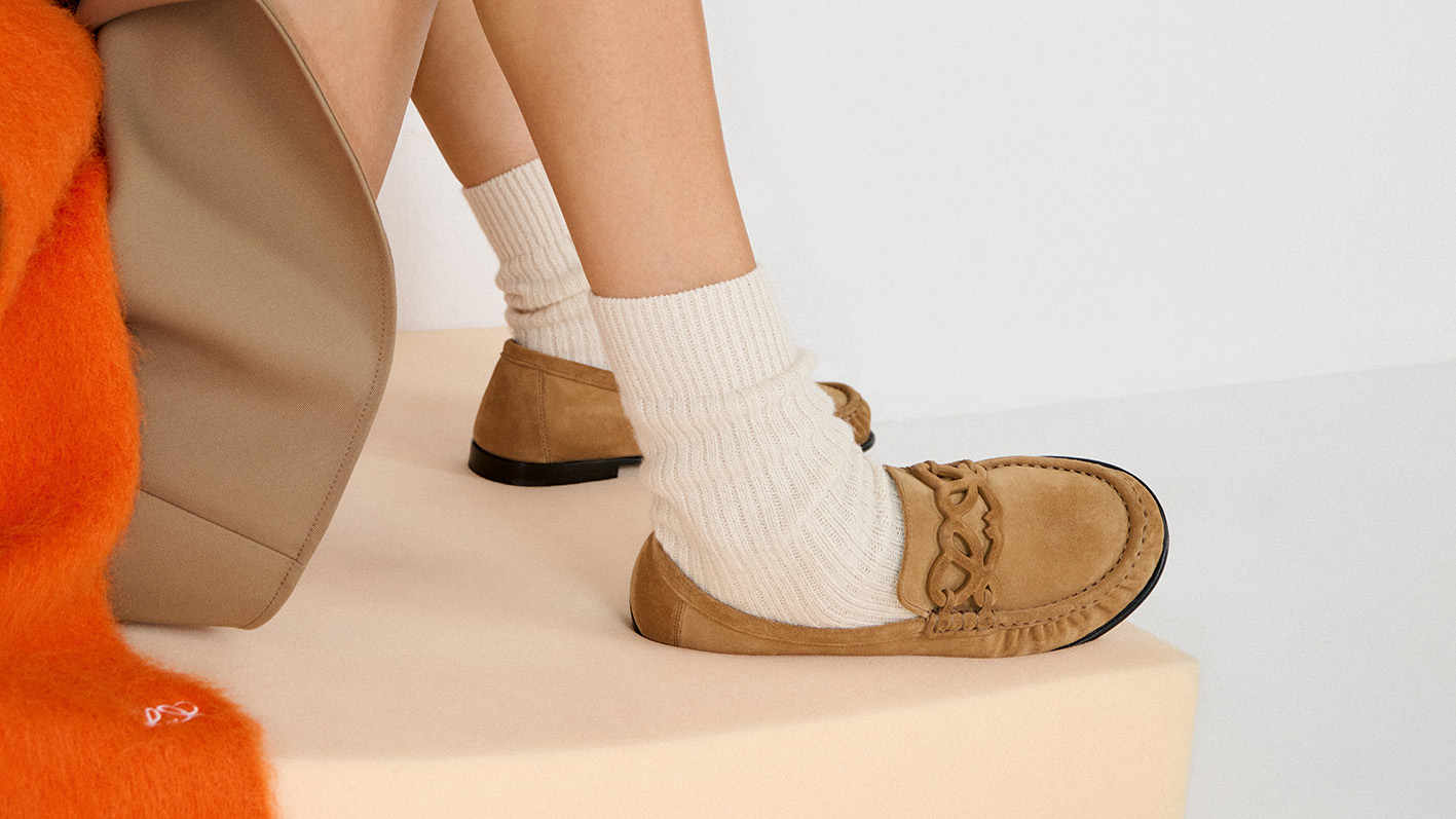 Το νέο loafer Double L της LOEWE είναι φτιαγμένο από μαλακό δέρμα μοσχαριού ή suede και ξεχωρίζει κυρίως χάρη στην αποδομημένη κατασκευή του επάνω μέρους.