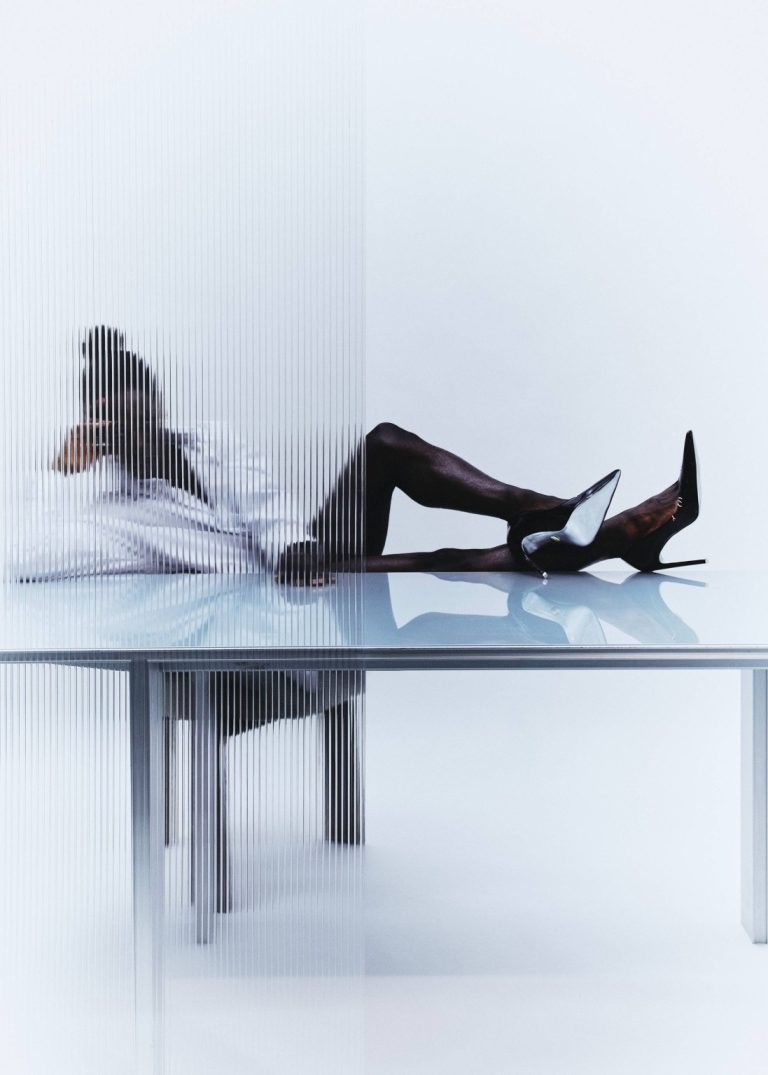 Η Le Grand Lüthi δημιουργεί footwear με έντονη παρουσία, που συνδυάζει τη θηλυκότητα με τη δυναμική του σύγχρονου design.