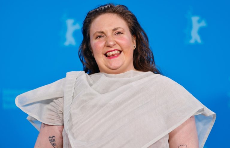 H Lena Dunham ποζάρει για το photocall του "Treasure" στο πλαίσιο της 74ης Μπερλινάλε, 17 Φεβρουαρίου 2024