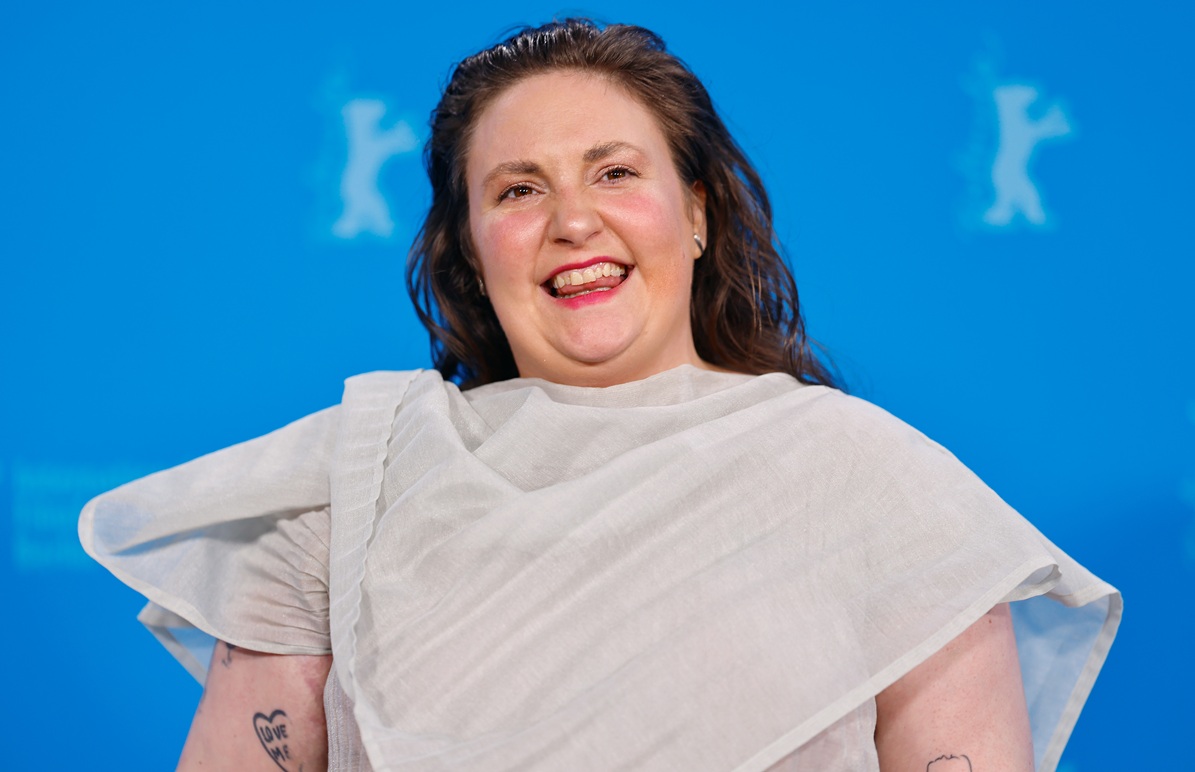 H Lena Dunham ποζάρει για το photocall του "Treasure" στο πλαίσιο της 74ης Μπερλινάλε, 17 Φεβρουαρίου 2024