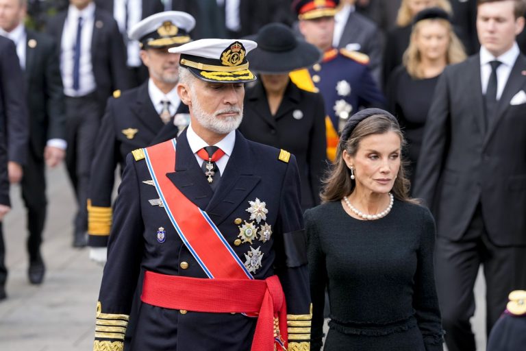 Ο βασιλιάς Felipe και η βασίλισσα Letizia της Ισπανίας ακολουθούν τη νεκρώσιμη πομπή του βασιλιά Harald από το Παλάτι στον Καθεδρικό του Όσλο, 9 Σεπτεμβρίου 2026