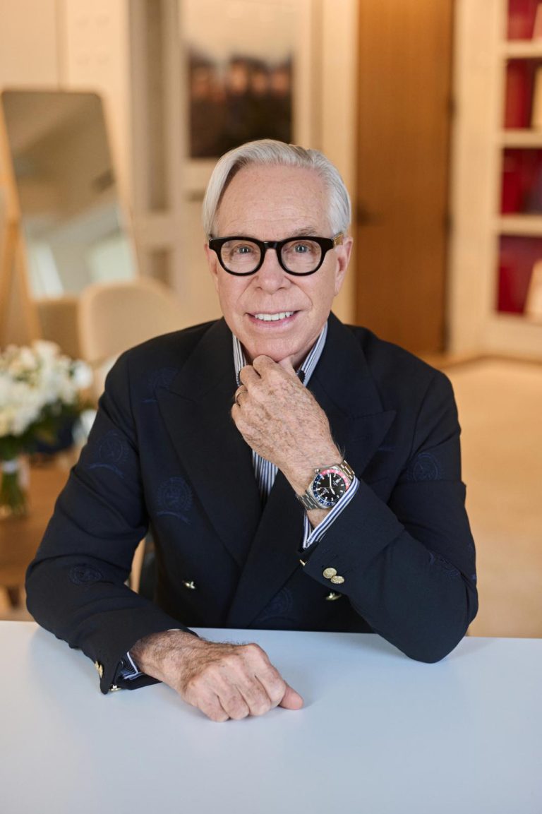 Η ιδέα για τον MR. HILFIGER 01 ξεκίνησε από τα γυαλιά που φορά ο ίδιος ο Tommy Hilfiger. Το κλασικό Wellington σχήμα διατηρείται, αλλά οι αναλογίες γίνονται πιο σύγχρονες, με απαλά στρογγυλεμένους φακούς, πιο έντονο acetate και compact γραμμή.