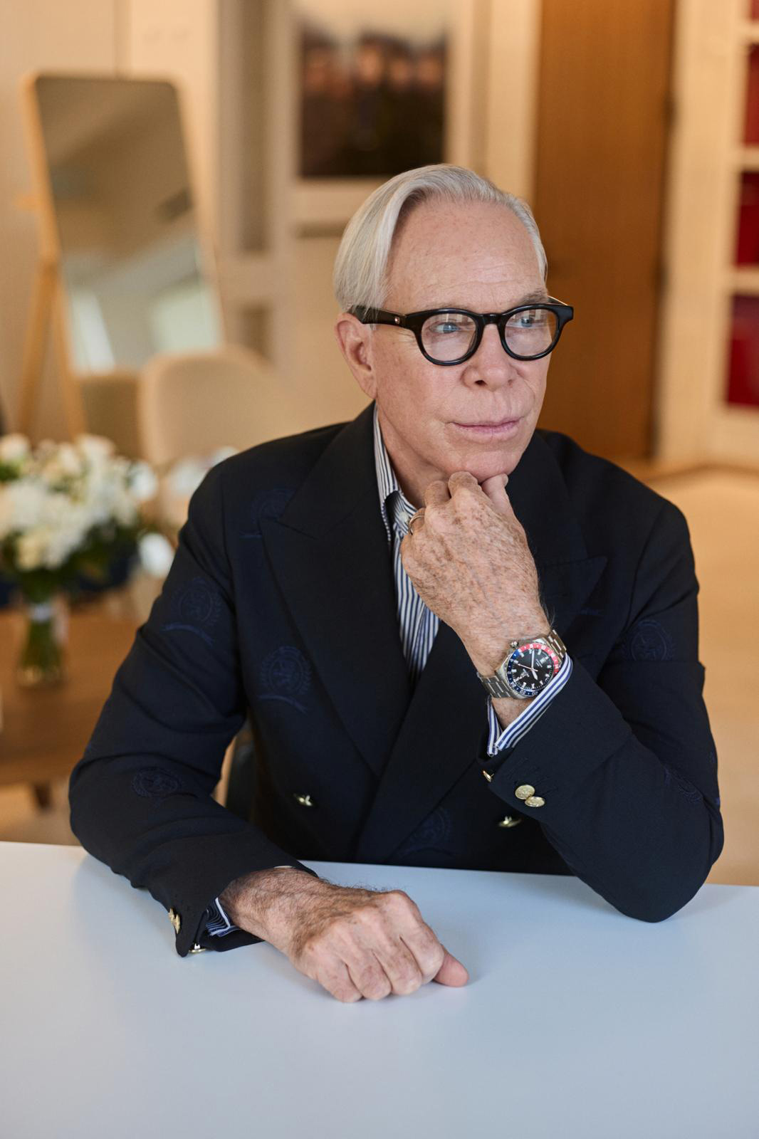 Η ιδέα για τον MR. HILFIGER 01 ξεκίνησε από τα γυαλιά που φορά ο ίδιος ο Tommy Hilfiger. Το κλασικό Wellington σχήμα διατηρείται, αλλά οι αναλογίες γίνονται πιο σύγχρονες, με απαλά στρογγυλεμένους φακούς, πιο έντονο acetate και compact γραμμή.